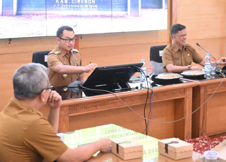 Pj Bupati Cirebon, Wahyu Mijaya dalam rapat pimpinan (rapim) dengan memprioritaskan program infrastruktur jalan untuk mendorong perekonomian daerah di gedung Setda, Selasa (5/11/2024)./* (foto : Diskominfo)