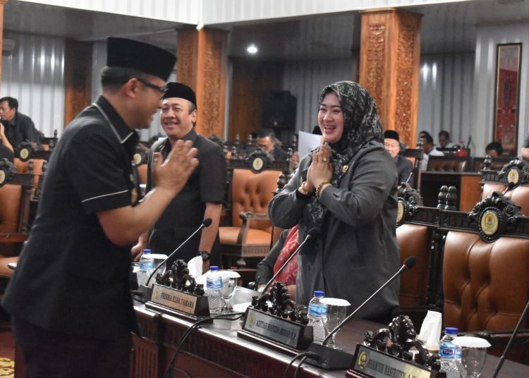 Pj Bupati Cirebon, Wahyu Mijaya, usai mengikuti rapat paripurna di Kantor DPRD setempat, Rabu (6/11/2024). /* (foto: Prokompim)