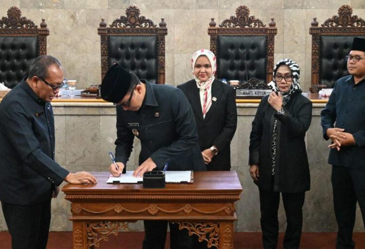 Pj Bupati Cirebon, Wahyu Mijaya, dalam rapat paripurna DPRD Kabupaten Cirebon, dengan pengesahan tiga perda baru, diantaranya RTRW, Bantuan Hukum, dan Kemajuan Budaya, Jumat (8/11/2024). /* (foto: Diskominfo)