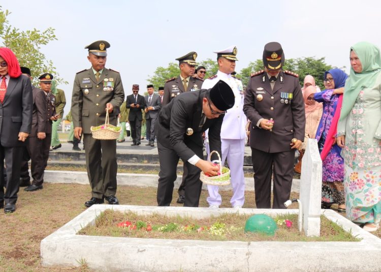 Pj Bupati Cirebon, Wahyu Mijaya dan Forkopimda saat ziarah di TMP Gegunung, Kecamatan Sumber, Kabupaten Cirebon, Minggu (10/11/2024). /* (foto : Prokompim)