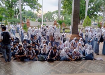 Ratusan pelajar dari SMAN 1 Palimanan saat mengunjungi gedung DPRD Kabupaten kabupaten, Senin (11/11/2024). /* (foto: M. Rahmat)