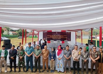 KPU Kabupaten Cirebon saat menggelar Simulasi Pemungutan dan Penghitungan Suara Jelang Pilkada 2024 di Lapangan Babakan, Kecamatan Sumber, Selasa (12/11/2024). /* (foto : M. Rahmat)