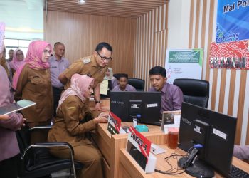 Pj Bupati Cirebon, Wahyu Mijaya, didampingi jajaran pejabat Dinkes saat memantau layanan digital bagi tenaga medis di Mall Pelayanan Publik, Selasa (12/11/2024)./* (foto: Prokompim)