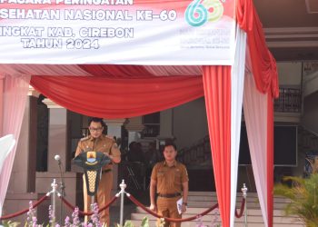 Pj Bupati Cirebon, Wahyu Mijaya, saat memimpin upacara peringatan Hari Kesehatan Nasional di halaman gedung Setda, Selasa (12/11/2024)./* (foto: Prokompim)