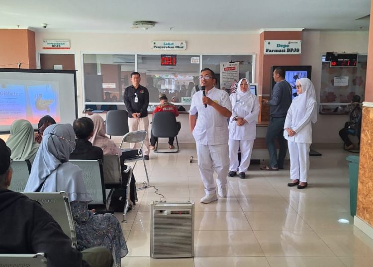 Tim Mahasiswa Spesialis Keperawatan Endokrin dari Universitas Muhammadiyah Jakarta (UMJ) saat menggelar kegiatan penyuluhan kepada pasien diabetes melitus (DM) di RSUD Al Ihsan Bandung, Kamis (14/11/2024). /* (foto: Ist)