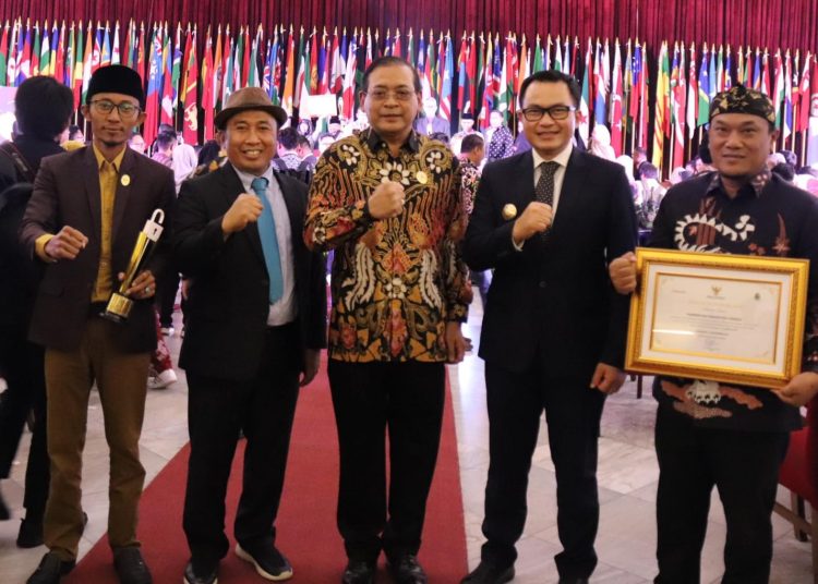 Pemkab Cirebon saat merima penghargaan dari KIP Jabar dalam kategori Kabupaten Informatif yang berlangsung di Gedung Merdeka, Kota Bandung, pada Kamis (14/11/2024) malam./* (foto : Diskominfo)