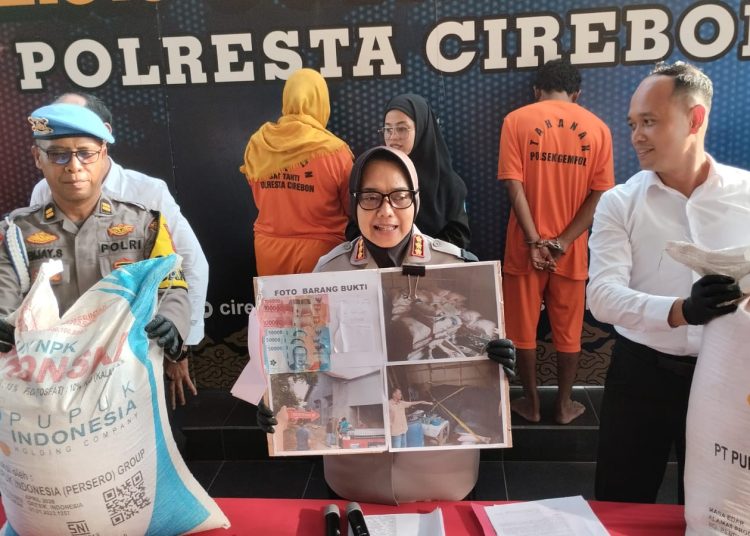 Polresta Cirebon sita 3,5 Ton pupuk subsidi dan mengamankan pelaku dalam konferensi pers di Mapolresta, Senin (18/11/2024)./* (foto: Humas Polresta Cirebon)