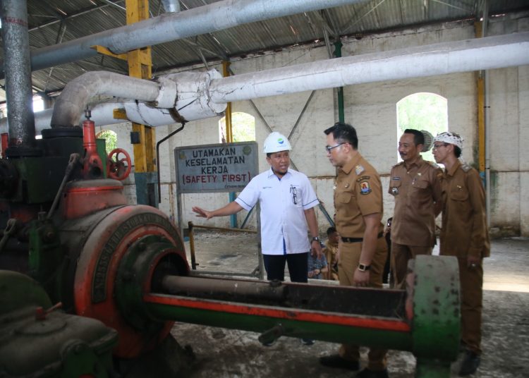 Pj Bupati Cirebon, Wahyu Mijaya saat mengunjungi sejumlah pabrik gula di wilayahnya dengan sejumlah misi penting di sektor wisata edukasi dan pertanian, Selasa (19/11/2024). /* (foto: Prokompim)