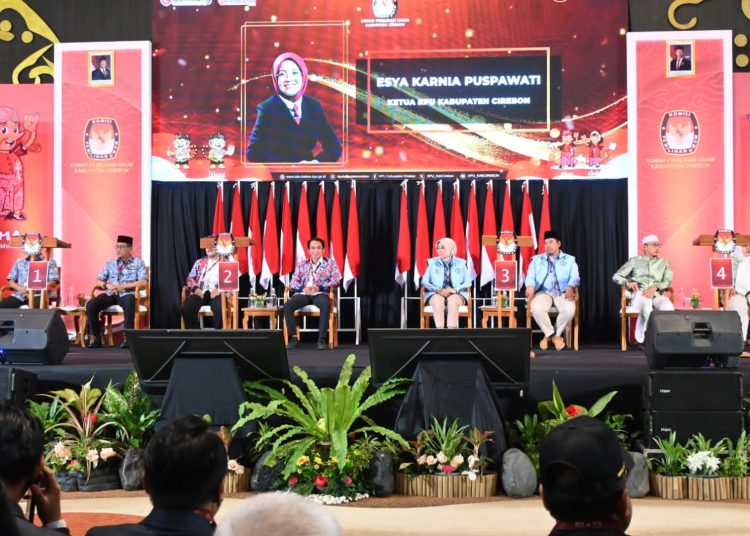 Debat terbuka kedua bagi empat paslon bupati dan wakil bupati Cirebon yang diselenggarakan KPU berlangsung di ballroom hotel Aston, Kecamatan Kedawung, Rabu (20/11/2024). /* (foto: M. Rahmat) 