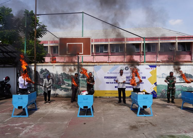 Kejari Kabupaten Cirebon saat menggelar pemusnahan barang bukti dari berbagai perkara pidana periode sepanjang Juli sampai Oktober 2024 di halaman kantor setempat, Rabu (20/11/2024)./* (foto: M. Rahmat)