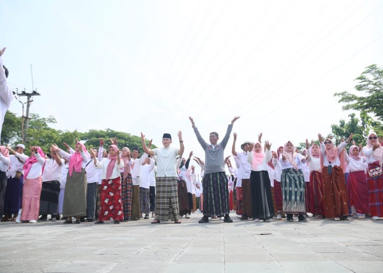 Ratusan ASN Kabupaten Cirebon dalam pemecahan rekor MURI untuk kategori pemakaian sarung tenun terbanyak, di Taman Parkir Sumber, Jumat (22/11/2024). /* (foto: Prokompim) 