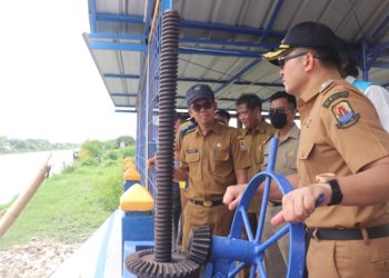 Pemkab Kerahkan Alat Berat Angkut Sampah di Sungai Bendungan Karet