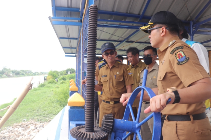 Pj Bupati Cirebon, Wahyu Mijaya dan instansi terkait saat meninjau tumpukan sampah di sungai Bendungan Karet Jamblang, Desa Sambeng, Kecamatan Gunungjati, Senin (25/11/2024). /* (foto: Kominfo)