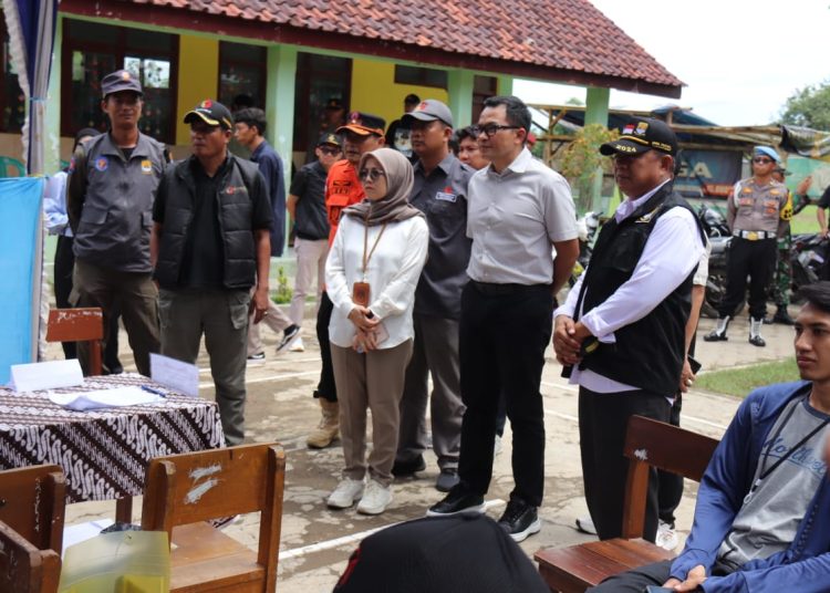 Forkopimda Kabupaten Cirebon saat melakukan peninjauan proses tahapan pemilu hari pencoblosan, di wilayahnya, Rabu (27/11/2024)./* (foto: Prokompim)