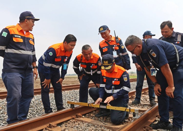 Sejumlah petugas KAI Daop 3 Cirebon saat melakukan pengecekan jalur rel kereta di wilayah kerjanya dalam menyambut kesiapan perjalanan Nataru 2024/2025, Kamis (27/11/2024). /* (Foto : Humas Daop 3 Cirebon)