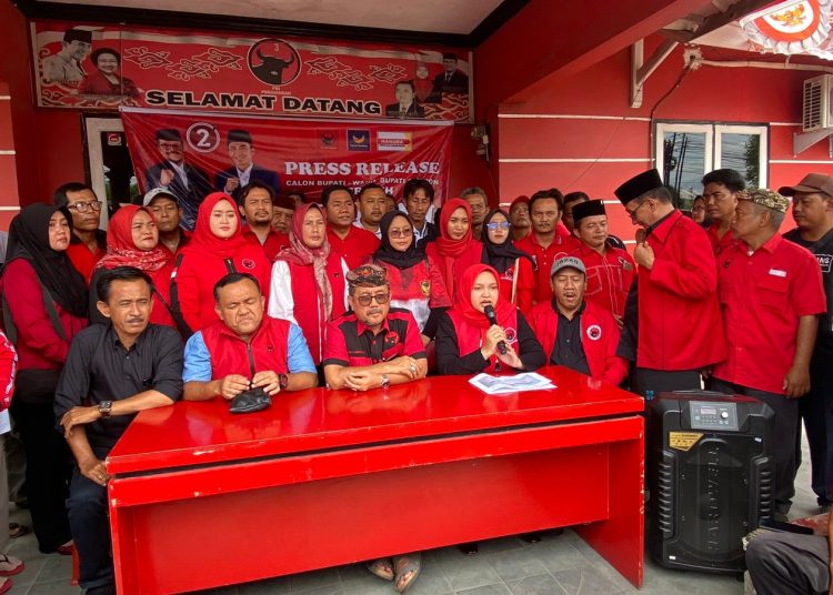 DPC PDIP Kabupaten Cirebon saat merilis Pasangan Beriman menang telak sementara hasil hitung cepat internal dengan raihan 43,45% suara di semua Dapil dalam konfrensi persnya di sekreriat setempat, Kamis (28/11/2023). /* (foto: M. Rahmat)