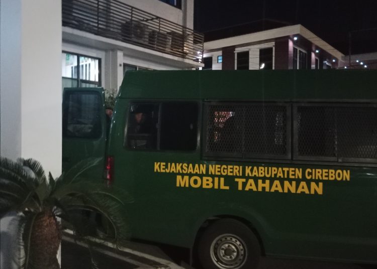 Pihak Kejari Kabupaten Cirebon saat memasukan Kuwu Ciwaringin inisial WG, ke mobil tahanan usai ditetapkan tersangka, Selasa (5/11/2024) malam./* (foto: M. Rahmat)