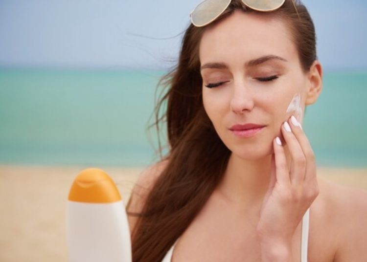 Ilustrasi seseorang menggunakan sunscreen. Foto: Freepik