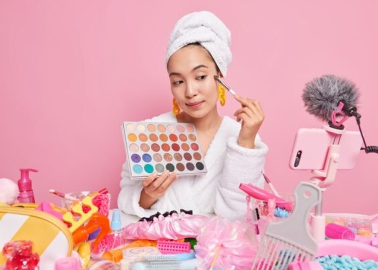 Ilustrasi make up pada kulit berminyak. Foto: Freepik