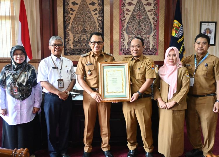 Pj Bupati Cirebon, Wahyu Mijaya secara simbolis menerima penghargaan Satu Data Jabar Awards (SDJA) 2024, kategori Peningkatan Tata Kelola Data Geospasial Terbaik di Provinsi Jawa Barat./* (foto: Diskominfo)