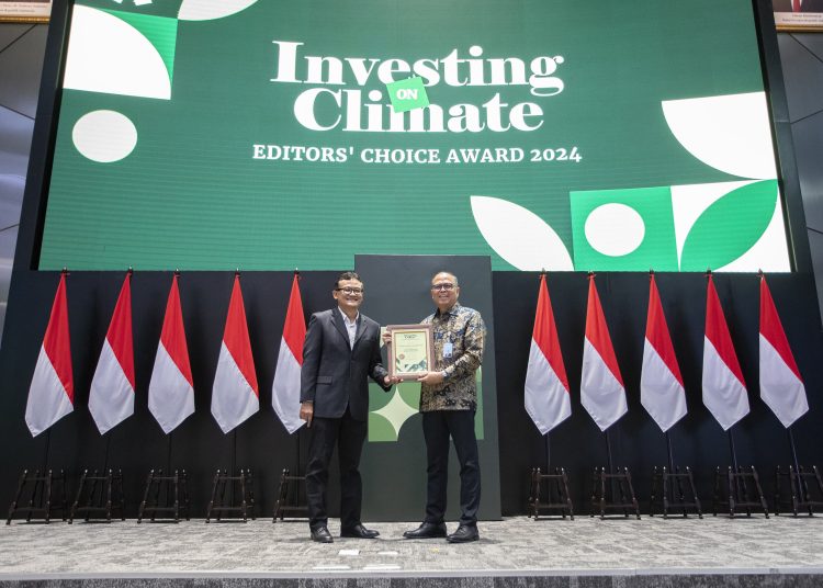 bank bjb raih penghargaan investasi berkelanjutan pada ajang bergengsi Climate Awards 2024, dengan menyabet dua penghargaan sekaligus, yang berlangsung di Main Hall Bursa Efek Indonesia, Jakarta, Rabu (4/12/2024). /* (foto: Humas bank bjb). 