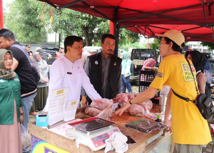 Pemkab Cirebon menggelar kegiatan Gerakan Pangan Murah (GPM) ke-22, berpusat di Kecamatan Kedawung, Jumat (5/12/2024). /* (foto: Prokompim) 