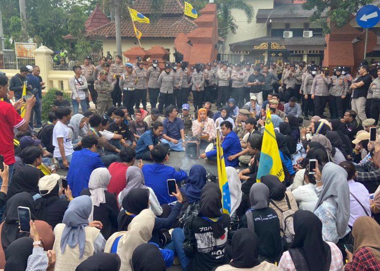 Demonstran dari PMII saat menggelar aksi unjuk rasa dugaan kasus asusila oleh oknum anggota dewan di depan gedung DPRD Kabupaten Cirebon, Selasa (10/12/2024). /* (foto: M. Rahmat)