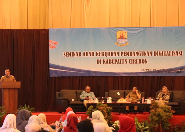 Pj Bupati Cirebon, Wahyu Mijaya saat sambutan dalam acara seminar bertajuk “Arah Kebijakan Pembangunan Digitalisasi di Kabupaten Cirebon”, oleh (Bappelitbangda) Kabupaten Cirebon di Hotel Apita, Rabu (11/12/2024). /* (foto: Diskominfo) 