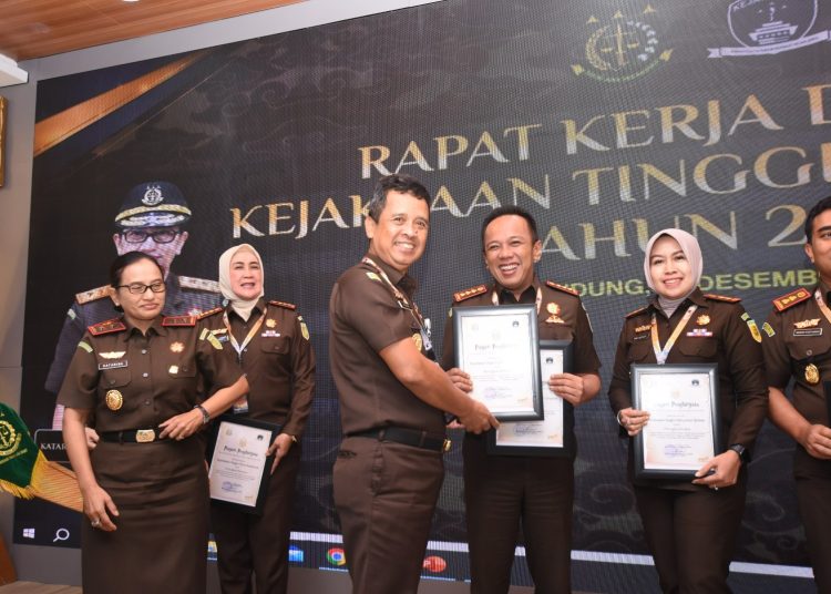 Kajari Kabupaten Cirebon, Yudhi Kurniawan (tengah) saat menerima penghargaan dalam  Rakerda Kejati Jawa Barat yang berlangsung digelar di aula Kejati, pada Rabu (11/12/2024)./* (foto : Humas Kejari)