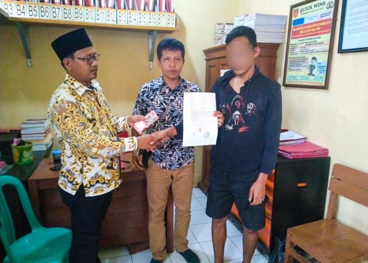 Polsek Dukupuntang saat memfasilitasi laporan warga ikhwal pencurian kotak infaq oleh pelaku, Kamis (12/12/2024). /* (foto: Humas Polresta Cirebon) 