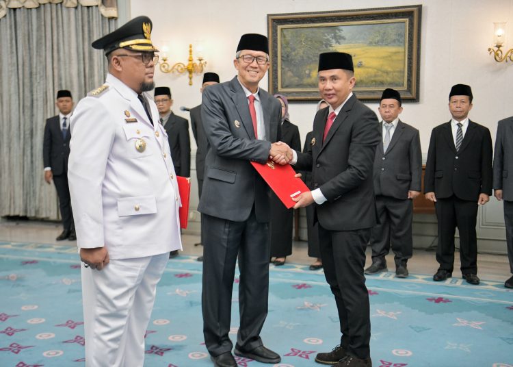 Penyerahan SK Perpanjangan Jabatan Pj Wali Kota Cirebon, Agus Mulyadi diserahkan langsung Pj Gubernur Jawa Barat, Bey Machmudin, di Gedung Pakuan, Bandung, Rabu (11/12/2024) malam./* (foto: Prokompim Pemkot Cirebon) 