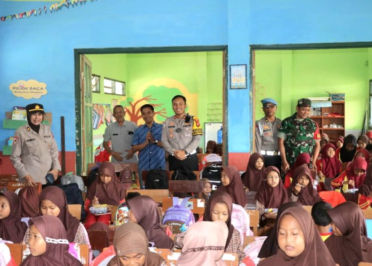 Pemberian makan bergizi yang diinisiasi Polresta Cirebon bagi siswa di SDN Mandala, Kecamatan Dukupuntang, Kabupaten Cirebon, Jumat (13/12/2024) /* (foto : Humas Polresta Cirebon) 