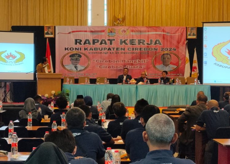 KONI Kabupaten Cirebon menggelar Rapat Kerja dalam memperkuat prestasi olahraga, di Apita Hotel, Kecamatan Kedawung, Minggu (15/12/2024). /* (foto: Humas KONI Kab. Cirebon) 