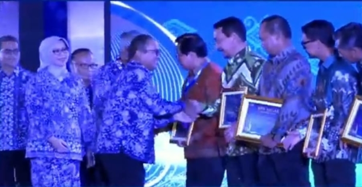 Kepala DKPP Kabupaten Cirebon, Erus Rusmana, mewakili Kabupaten Cirebon saat menerima penghargaan dalam ajang "BPH Migas Awards 2024" yang digelar pada Jumat, 13 Desember 2024, di Grand Ballroom InterContinental Jakarta./* (foto: Diskominfo)