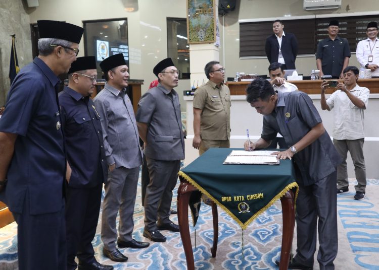 DPRD Kota Cirebon usai menggelar Rapat Paripurna pengusulan tiga Rancangan Peraturan Daerah (Raperda) inisiatif dalam dari eksekutif di gedung dewan setempat, Senin (16/12/2024). /* (foto: Prokompim Pemkot Cirebon) 