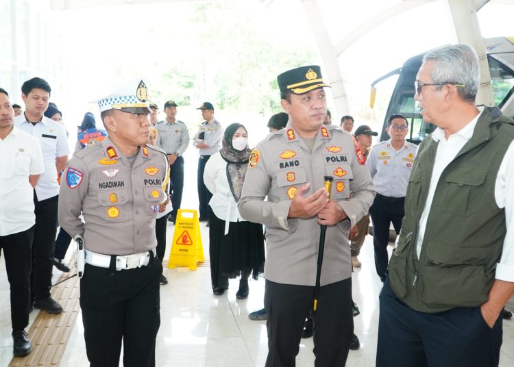 Pj Wali Kota Cirebon H Agus Mulyadi bersama Kapolres Cirebon Kota AKBP Rano Hadiyanto disampingi Kasat Lantas Polres Cirebon Kota melakukan rampcheck di Terminal Tipe A Harjamukti, Rabu (18/12/2024).*