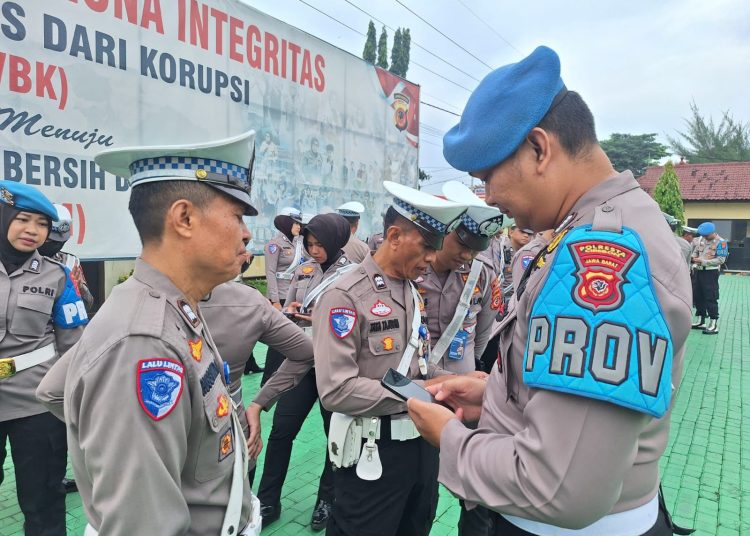 Dalam mencegah praktek judi online di institusi kepolisian, Polresta Cirebon lakukan pemeriksaan handphone anggota di Mapolresta setempat, Rabu (18/12/2024). /* (foto: Humas Polresta Cirebon) 