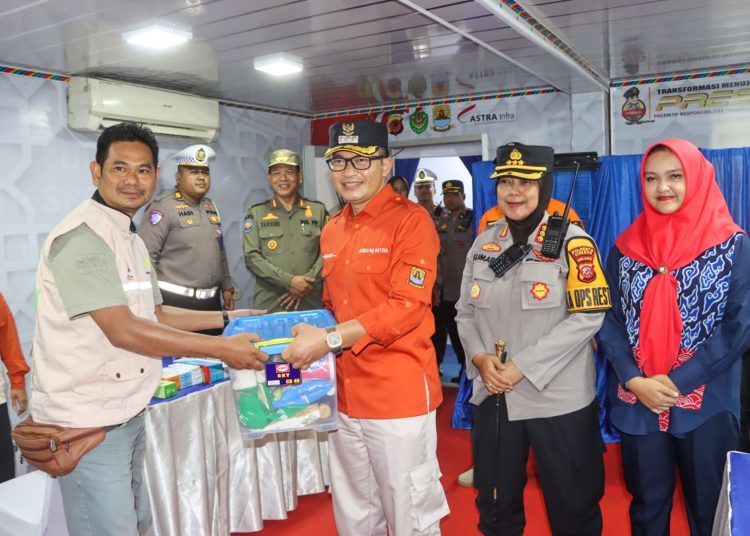 Forkopimda Kabupaten Cirebon saat monitoring pengamanan Natal dan Tahun Baru 2024/2025 dalam Operasi Lilin Lodaya, Sabtu (21/12/2024)./* (foto: humas polresta cirebon) 