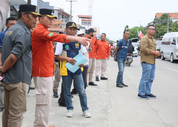 Pj Bupati Cirebon saat memantau progres proyek strategis seperti infrastruktur, pendidikan dan kebersihan lingkungan, Sabtu (21/12/2024). /* (foto: Diskominfo) 