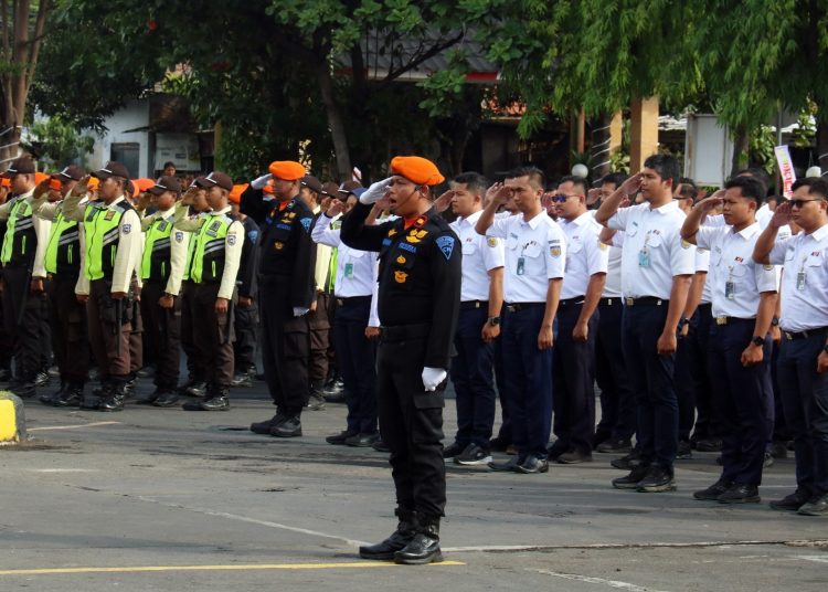 PT. KAI Daop 3 Cirebon pastikan kesiapan sambut libur Natal dan Tahun Baru 2024/2025, dalam kegiatan Apel Gelar Pasukan Pengamanan Angkutan Nataru di halaman Stasiun Cirebon, Senin (23/12/2024). /* (foto: Humas Daop 3 Cirebon)