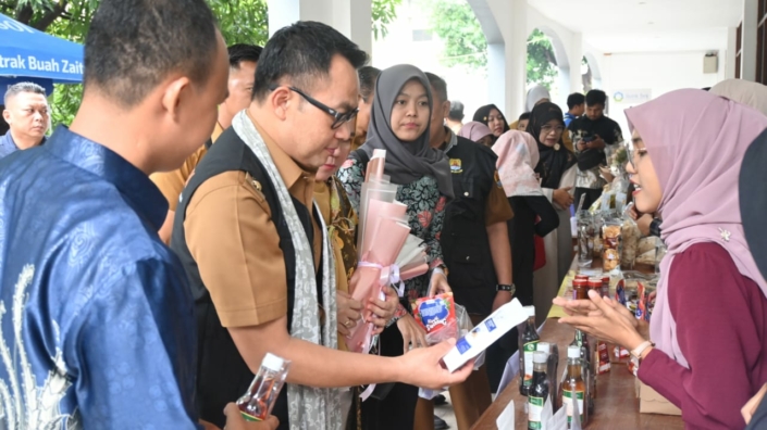 Bangkitkan usaha mikro di Cirebon, Pemkab Cirebon menyelenggarakan "UMKM Awards 2024" yang digelar di Convention Hall Universitas Muhammadiyah Cirebon (UMC) pada Senin (23/12/2024)./* (foto: Diskominfo) 