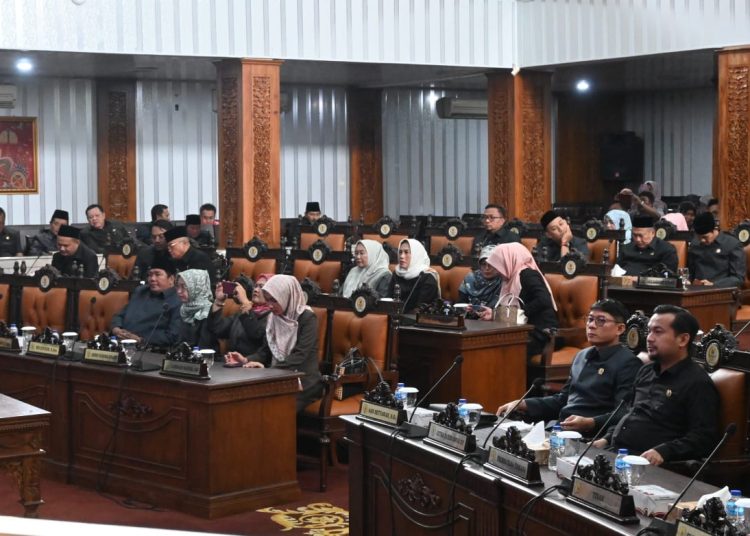 DPRD Kabupaten Cirebon menggelar Rapat Paripurna yang sudah diagendakan di gedung dewan setempat, Jumat (27/12/2024)./* (foto: M. Rahmat) 