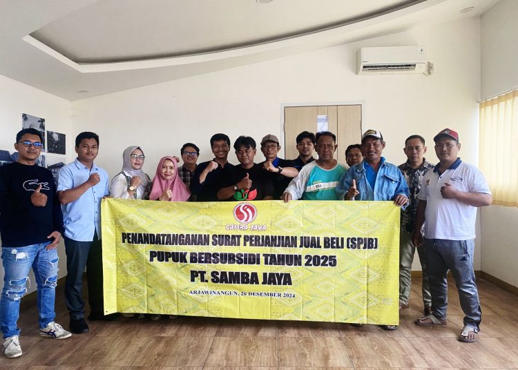 Distribusi pupuk bersubsidi siap dilakukan awal 2025, SPJB Kios-Distributor rampung dilakukan dalam acara resmi di Kecamatan Arjawinangun, pada Kamis (26 /12/ 2024)./* (foto: Humas PT. Pupuk Indonesia) 