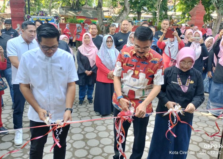 Pj Sekda Kota Cirebon H. Iing Daiman (tengah) bersama Hj. Santi Rahayu (kanan) dan Kepala Bank Bjb Cirebon Opik Taufik Robiyan (kanan) melakukan pengguntingan pita meresmikan Gedung SLRT "Rahayu" di kantor Dinsos Kota Cirebon, Jumat (20/12/2024).*