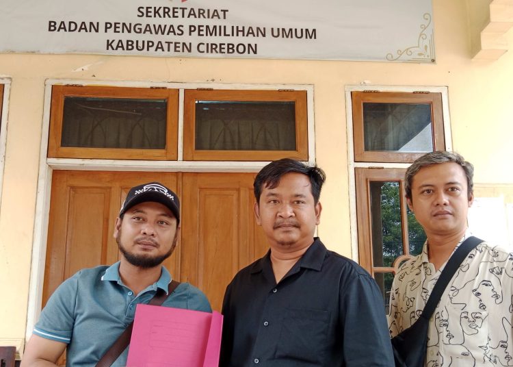 Tim Kuasa Hukum Paslon 02, saat membawa bukti dan berkas untuk melaporkan dugaan pelanggaran Pilkada ke Bawaslu Kabupaten Cirebon, Jumat (6/12/2024). /* (foto/M.Rahmat) 