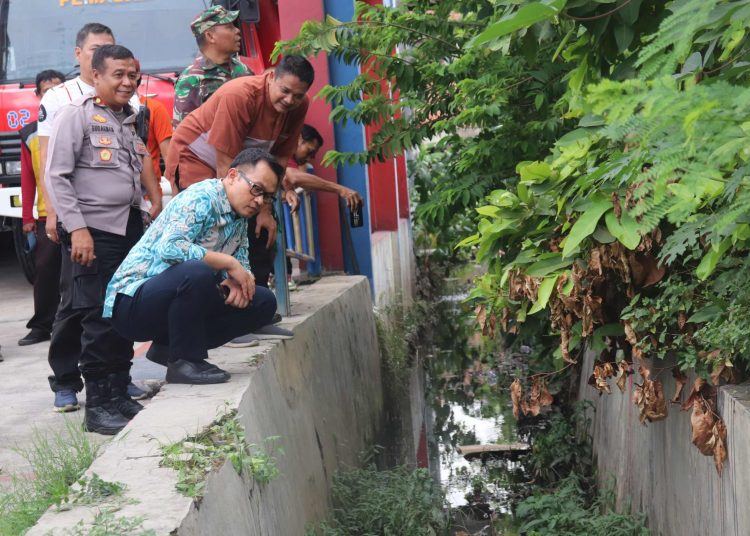 Pj Bupati Cirebon, Wahyu Mijaya, saat melakukan peninjauan gorong-gorong penyebab genangan air di Desa Weru Kidul, Kecamatan Weru, Jumat (6/12/2024). /* (foto : Diskominfo) 