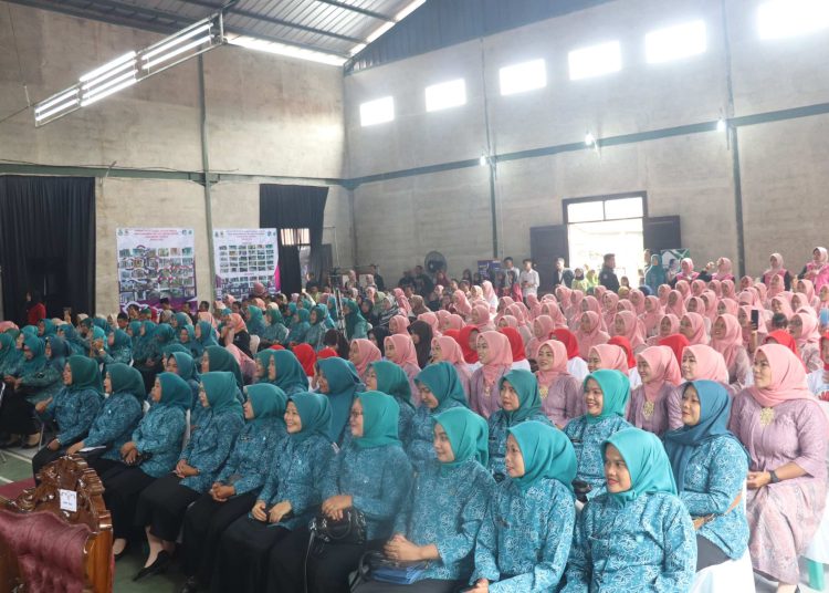 Evaluasi akhir Program Terpadu Peningkatan Peranan Wanita Menuju Keluarga Sehat dan Sejahtera (P2WKSS) tingkat Provinsi Jawa Barat di Balai Desa Karangwangi, Kecamatan Depok, Kabupaten Cirebon, pada Jumat (6/12/2024). /* (Foto : Diskominfo) 