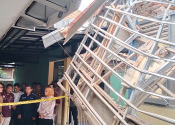 Tiga Ruang Bangunan SMPN 1 Talun Ambruk, Tujuh Siswa Dilarikan ke Rumah Sakit