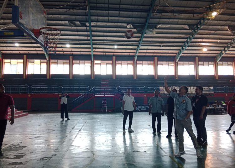 Wakil Ketua KONI Kabupaten Cirebon, Suharto, secara simbolis membuka "Kejuaraan Bola Basket Bupati Cirebon Cup XVII" di GOR Ranggajati, Kecamatan Sumber, Selasa (17/12/2024)./* (foto: M. Rahmat) 