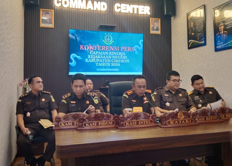 Kajari Kabupaten Cirebon, Yudhi Kurniawan (tengah) didampingi jajaranya saat menggelar konfrensi pers capaian kinerja sepanjang tahun 20224 di kantornya, Senin (30/12/2024). /* (foto: M. Rahmat)